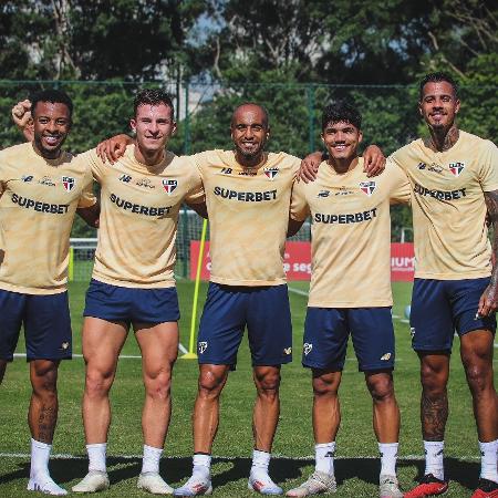 Jogadores do São Paulo durante treino no CT da Barra Funda