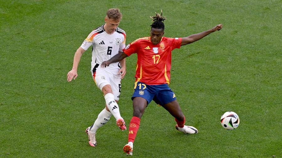  Kimmich, da Alemanha, e Nico Williams, da Espanha, disputam a bola em jogo pela Eurocopa