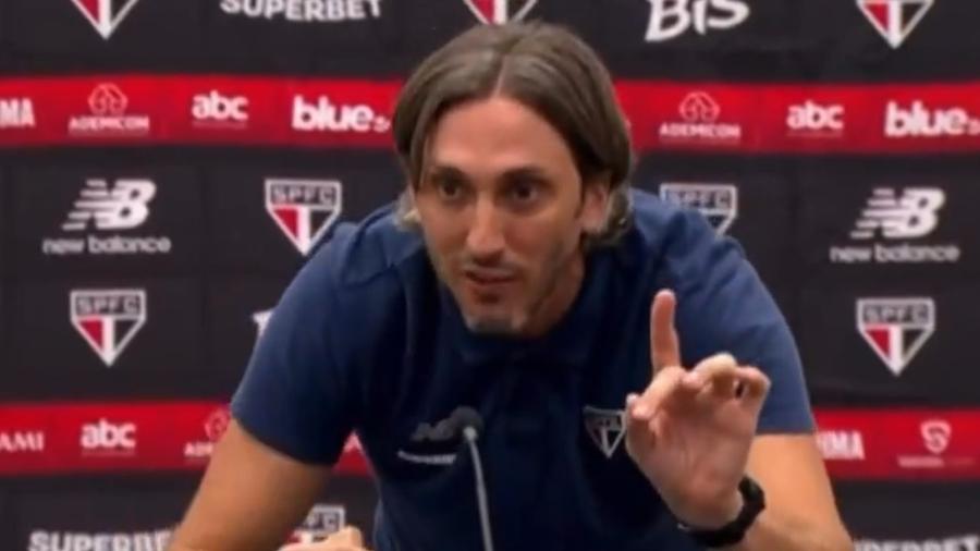 Luis Zubeldía, técnico do São Paulo, se irritou em entrevista coletiva pós-jogo contra o Atlético-MG