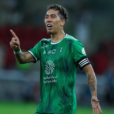 Roberto Firmino em ação pelo Al-Ahli contra o Damac FC pela Liga Saudita