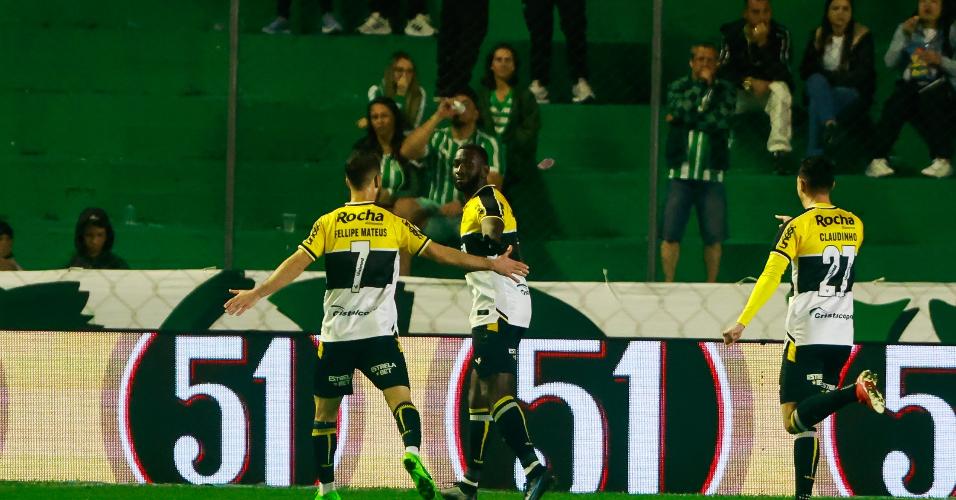 Bolasie comemora com jogadores do Criciúma o gol marcado contra o Juventude