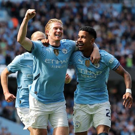 De Bruyne e Savinho comemoram gol do Manchester City contra o Ipswich Town  pelo Campeonato Inglês