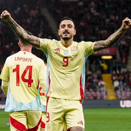 Joselu comemora gol marcado pela Espanha contra a Suíça, pela Liga das Nações