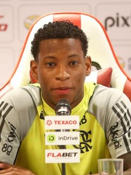 Gonzalo Plata durante apresentação no Flamengo