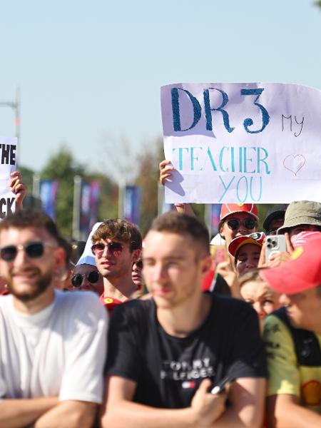 Torcedores com cartazes para os pilotos da equipe RB