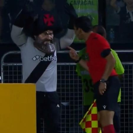 Mascote do Vasco leva bronca de bandeirinha durante jogo contra o Cuiabá pelo Brasileirão