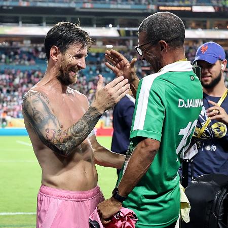 Lionel Messi abraça e dá camisa a Djalminha após jogo entre Inter Miami e Palmeiras, no Mundial