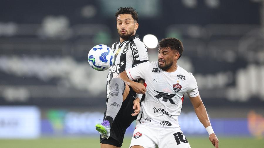 Alex Telles disputa a bola durante Botafogo x Vitória, duelo do Brasileirão Alex Telles disputa a bola durante Botafogo x Vitória, duelo do Brasileirão