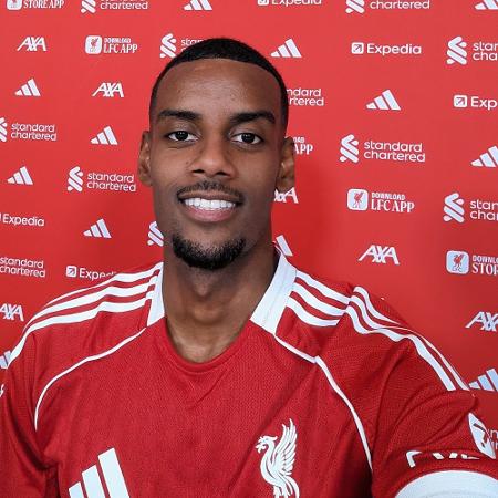 Quase R$ 1 bilhão: Liverpool abre cofres e anuncia atacante sueco