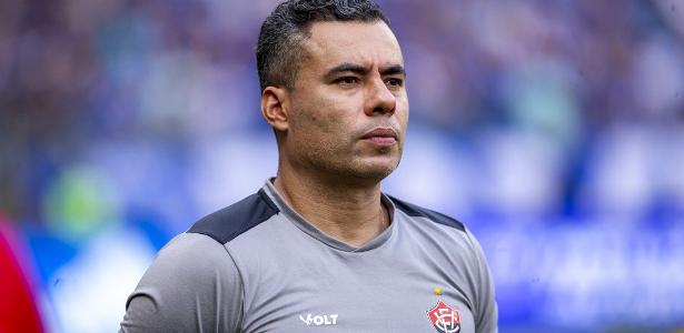 Vitória arrasa São Paulo e Jair Ventura elogia apoio da torcida
