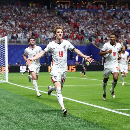 Gordon, da Inglaterra, comemora em jogo contra a Inglaterra pela Copa do Mundo