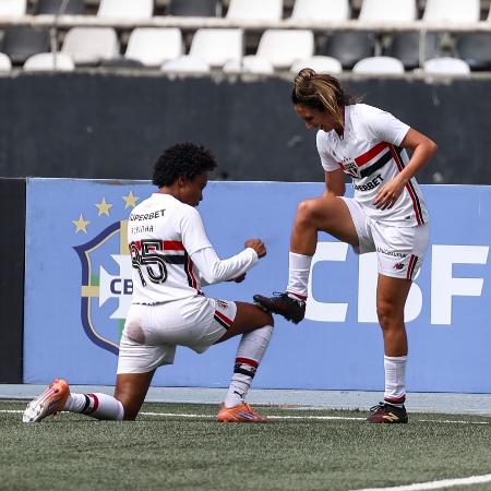 Mylena tem chuteira engraxada na comemoração após gol contra o Botafogo