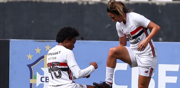São Paulo goleia Botafogo e encosta na liderança do Brasileirão feminino