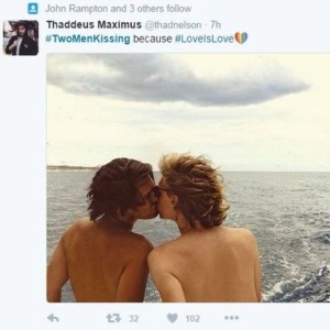 Casal compartilha imagem com a hashtag #TwoMenKissing - Twitter - Twitter