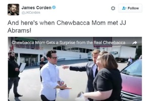 Ao lado do apresentador James Corden (de terno), Candace Payne é apresentada ao escritor, diretor e produtor JJ Abrams - Twitter/James Corden - Twitter/James Corden