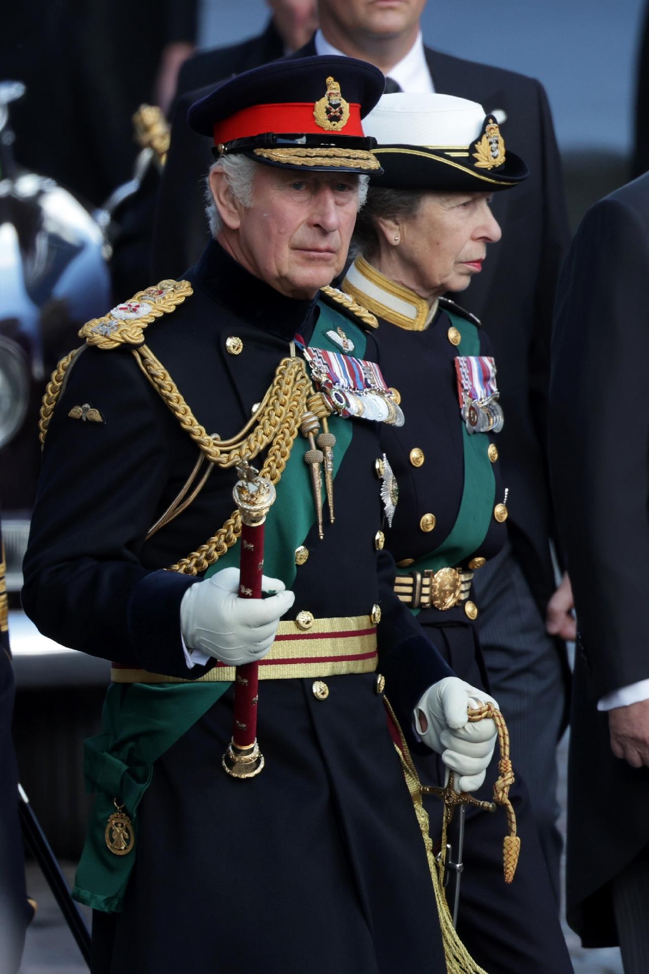 El rey Carlos III acompaña el cortejo fúnebre de la reina Isabel II - Chris Jackson / Getty Images