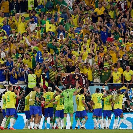 Jogadores da seleção comemoram com a torcida após a vitória brasileira sobre a Suíça na Copa do Mundo do Qatar - Quality Sport Images / Colaborador