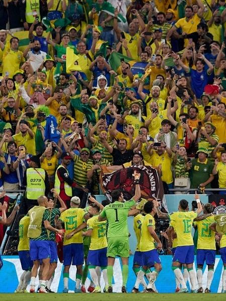 Jogadores da seleção comemoram com a torcida após a vitória brasileira sobre a Suíça; jogadores e torcida ainda podem comemorar muito no Qatar - Quality Sport Images / Colaborador