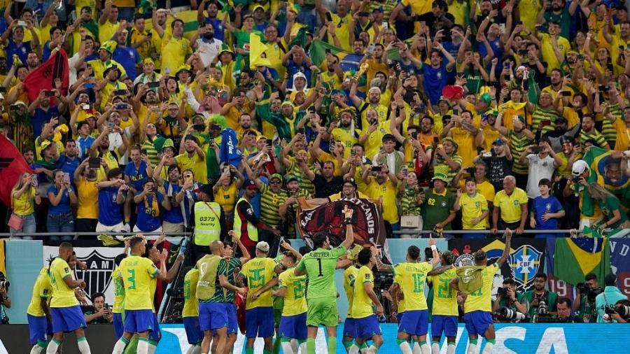 Jogadores da seleção comemoram com a torcida após a vitória brasileira sobre a Suíça na Copa do Mundo do Qatar - Quality Sport Images / Colaborador