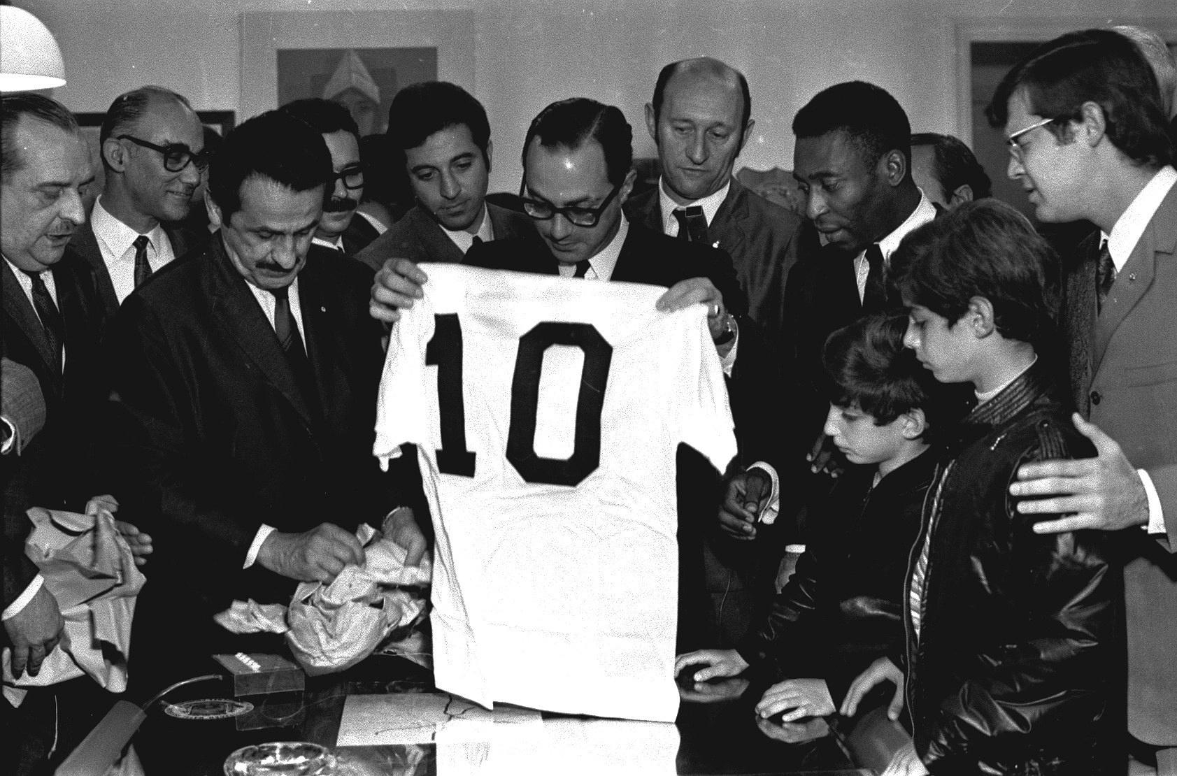 O então prefeito de São Paulo, Paulo Maluf, recebe uma camisa da seleção brasileira do jogador Pelé, durante a entrega dos Fuscas para a equipe como premiação pela conquista da Copa do Mudo de 1970, no Parque do Ibirapuera. - José Pinto/Estadão Conteúdo