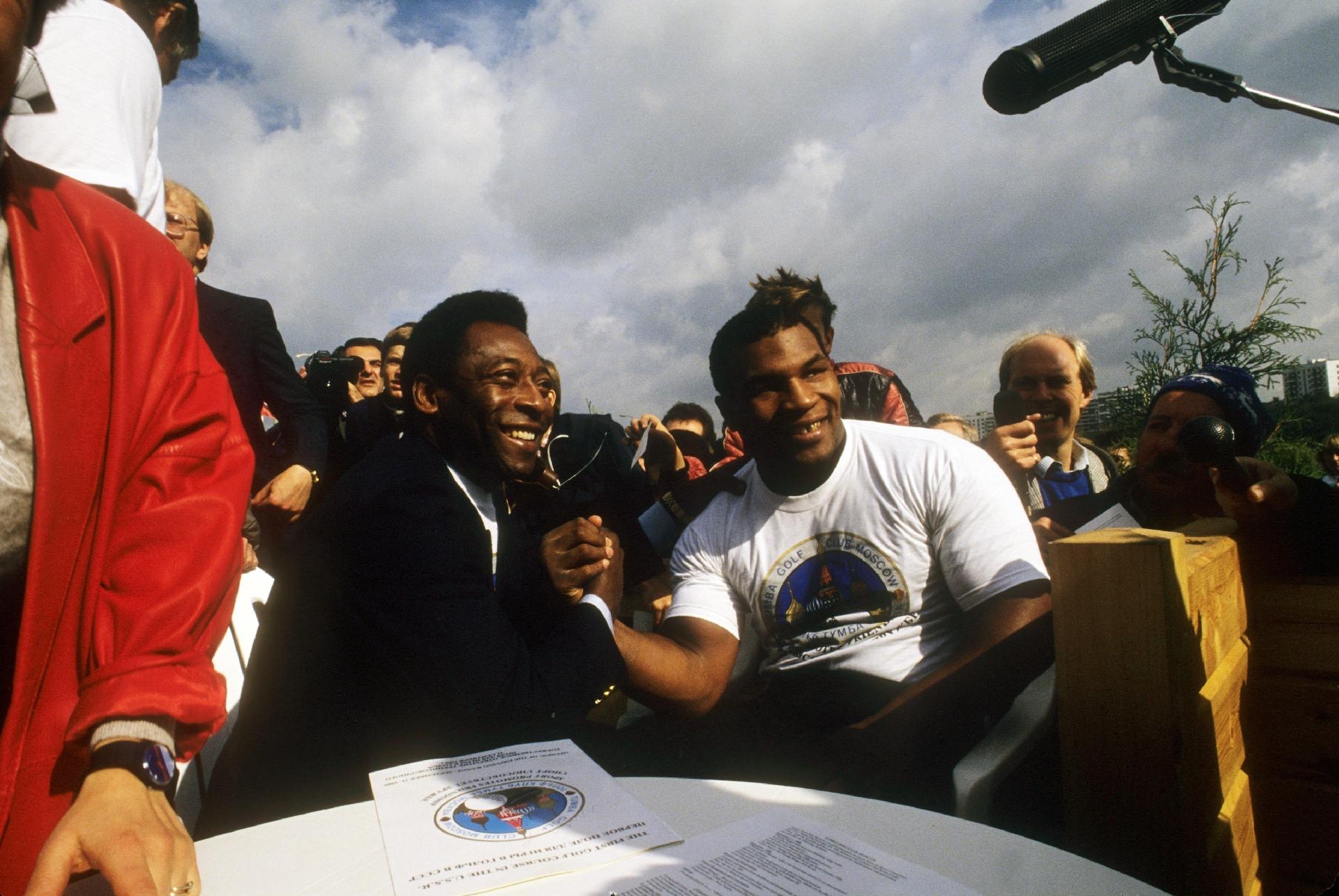 15.set.1988 - O boxeador norte-americano Mike Tyson e Pelé durante visita a Moscou, na Rússia, para a inauguração de um clube de golfe na antiga União Soviética. - Wojtek Laski/Getty Images
