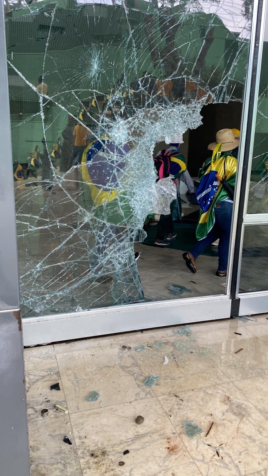 Golpistas causam estragos e destruição no Brasil - Letícia Casado/UOL