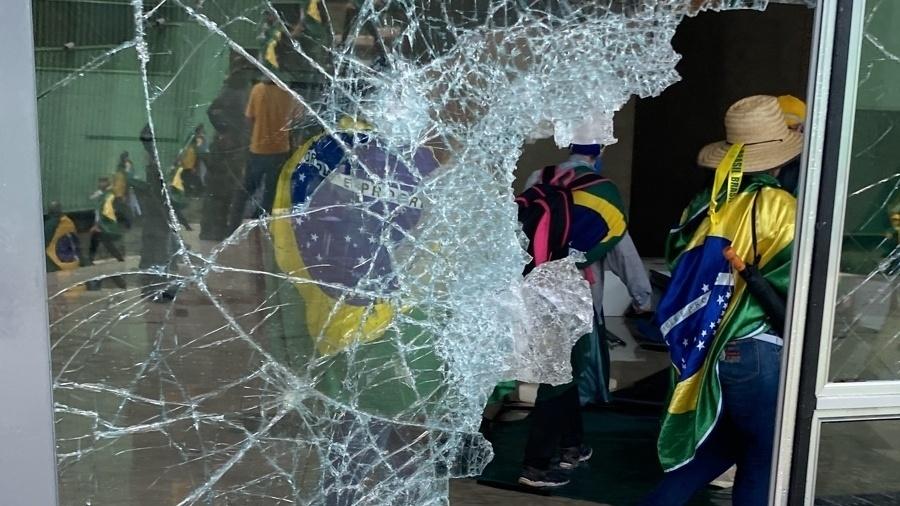 Golpistas provocam caos e destruição em Brasília - Letícia Casado/UOL