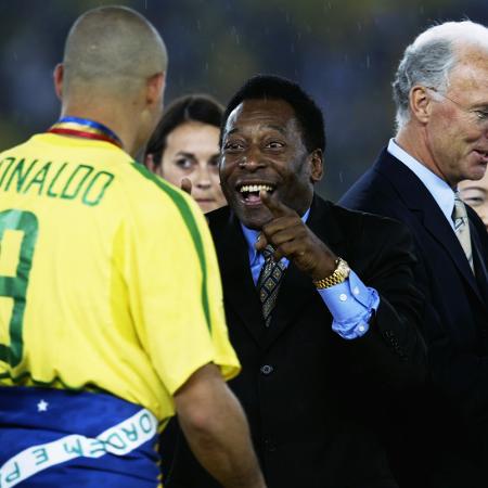 Rei do Futebol comemora pentacampeonato do Brasil em 2002 ao lado de Ronaldo - David Cannon/Getty Images