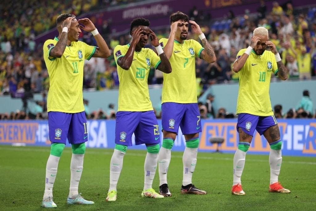 Brazilian players do a little dance after a goal by Vini Jr.  on South Korea - Michael Steele/Getty Images