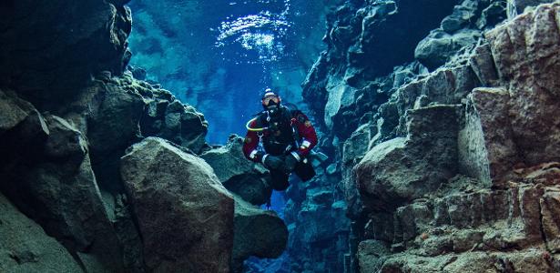 Mergulho entre placas tectônicas na Islândia