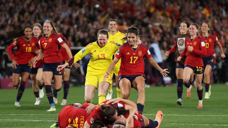 Jogadoras da Espanha comemoram após a vitória sobre a Inglaterra na final da Copa do Mundo Feminina