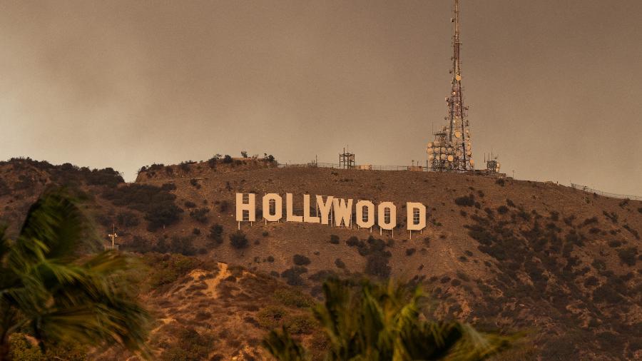 O letreiro de Hollywood engolido pela fumaça dos incêndios na Califórnia, em janeiro deste ano O letreiro de Hollywood engolido pela fumaça dos incêndios na Califórnia, em janeiro deste ano