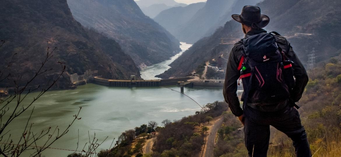 Chaz Powell curte a paisagem de Moçambique durante a viagem pelo rio Zambezi - Tim Roberts