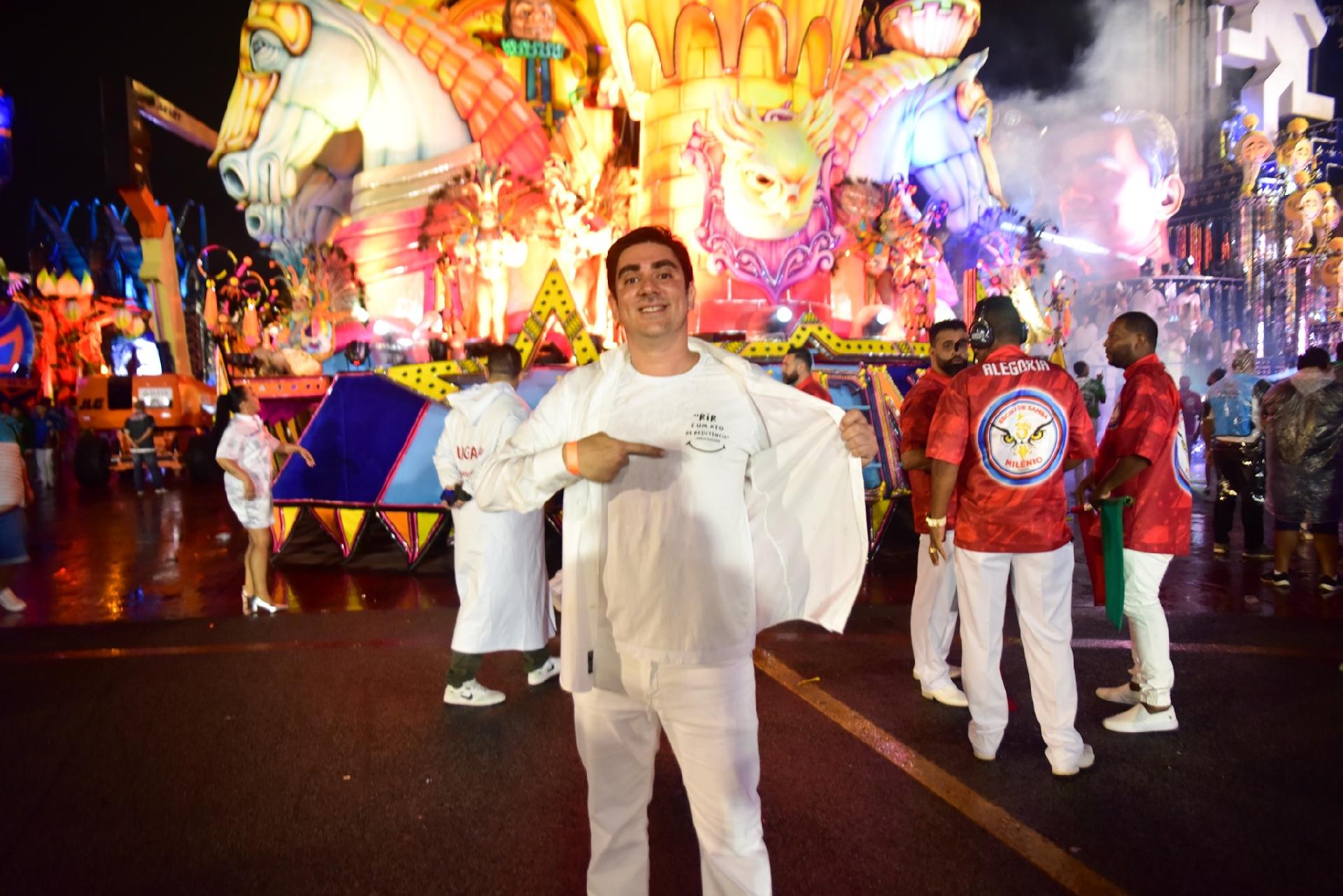 Marcelo Adnet presta homenagem a Paulo Gustavo no desfile da Estrela do Terceiro Milênio - Leo Franco/ AgNews