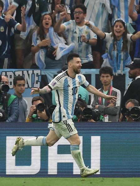 Messi corre para celebrar o terceiro gol da Argentina; capitão fez dois e, como craque que é, bateu e fez a primeira penalidade na decisão por pênaltis - ADRIAN DENNIS / AFP
