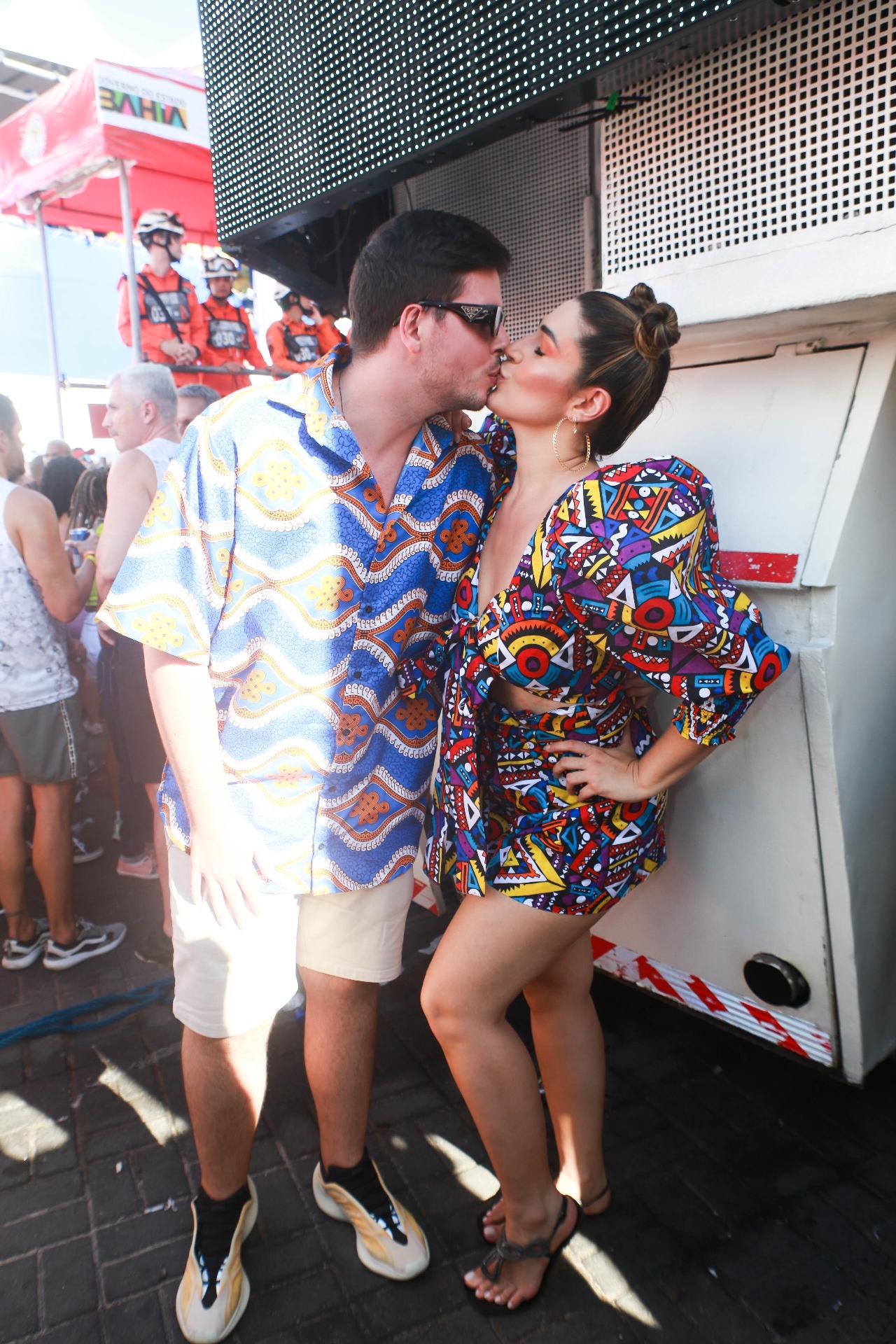 Vivian Amorim e o marido acompanham bloco de Ivete em Salvador - Dilson Silva/AgNews