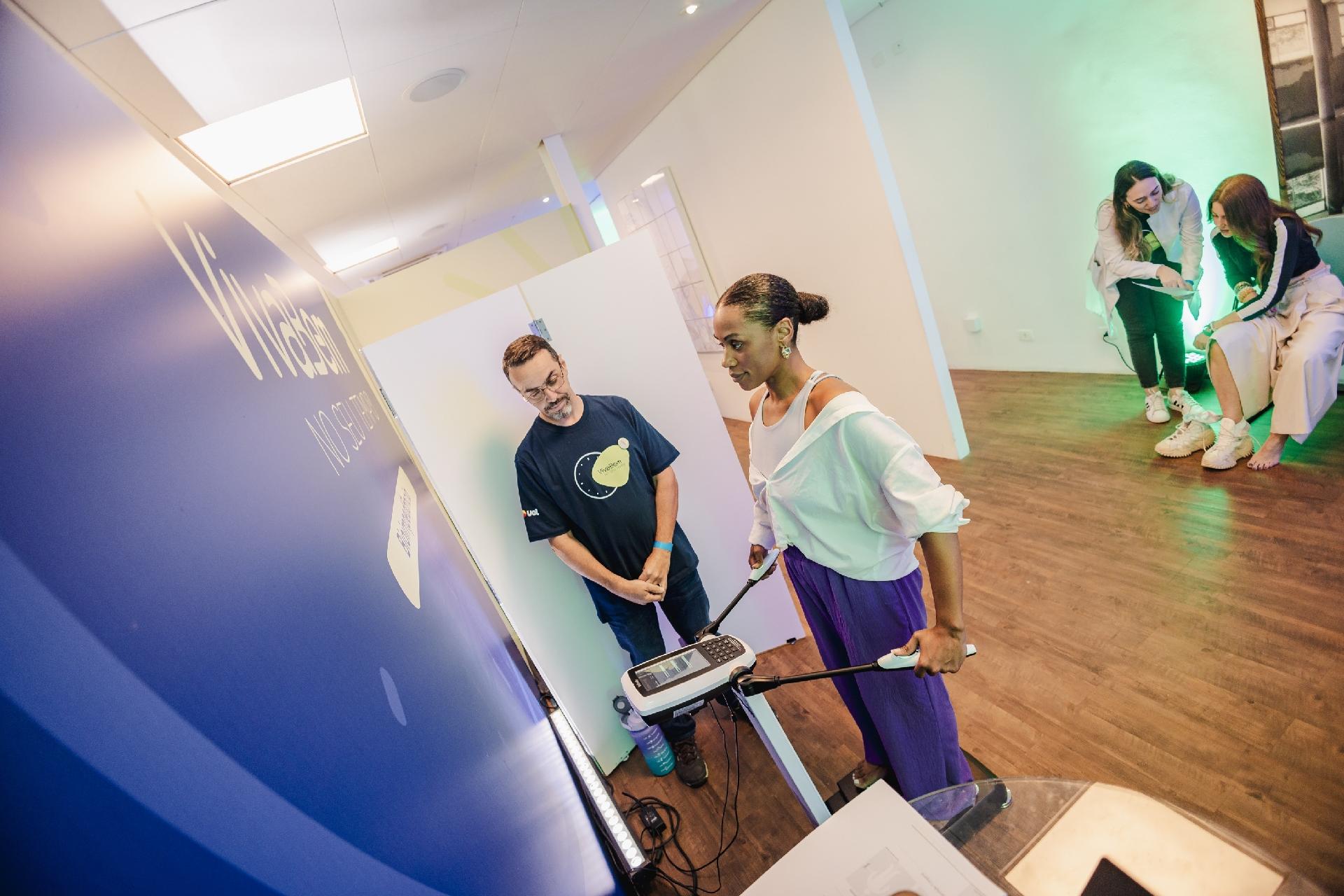 Na bioimpedência, os participantes do evento avaliaram o percentual de gordura e de massa muscular - Vans Bumbers/UOL