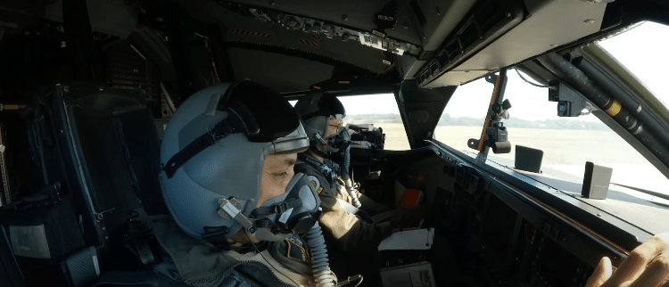 É possível ver preso ao teto do cockpit os aromatizadores do ambiente É possível ver preso ao teto do cockpit os aromatizadores do ambiente