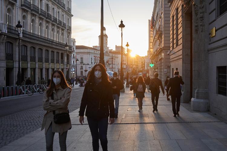 Gente en las calles de Madrid, España - Meng Dingbo - Meng Dingbo