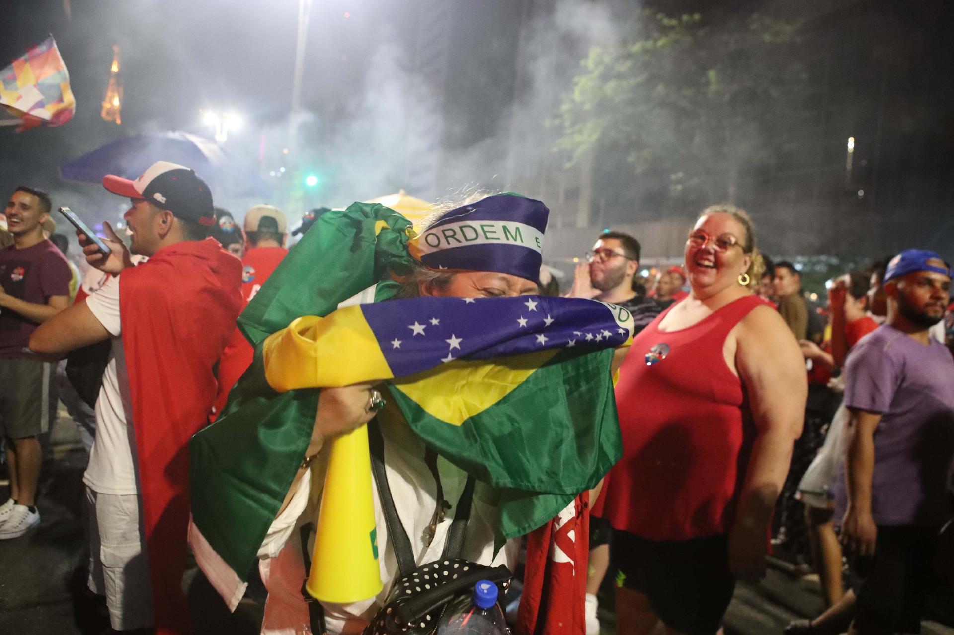 30.out.2022 - Eleitores comemoram a vitória do ex-presidente Luiz Inácio Lula da Silva (PT), na Avenida Paulista - ALEX SILVA/ESTADÃO CONTEÚDO