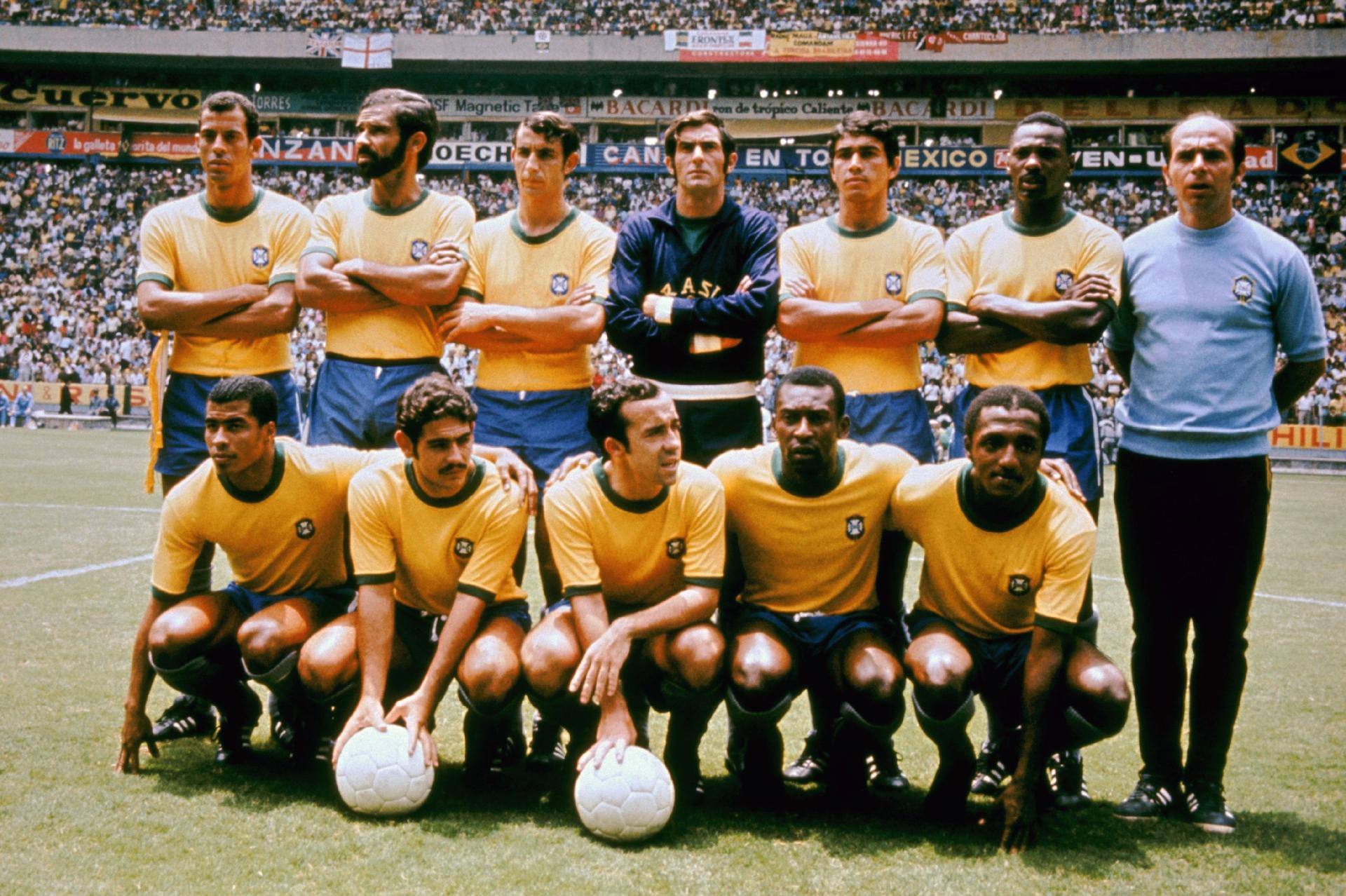 Seleção brasileira que disputou a Copa do Mundo de 1970 posa para foto oficial nos gramados. - Peter Robinson/Getty Images