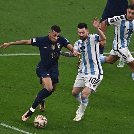 Messi marca Mbappé durante final da Copa do Mundo - Jewel SAMAD / AFP