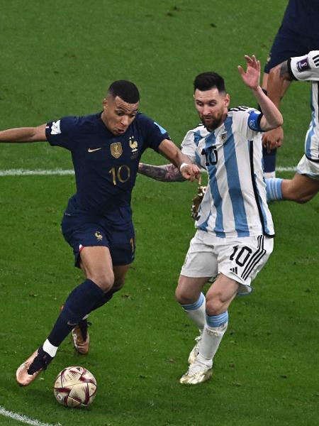 Messi marca Mbappé durante final da Copa do Mundo - Jewel SAMAD / AFP