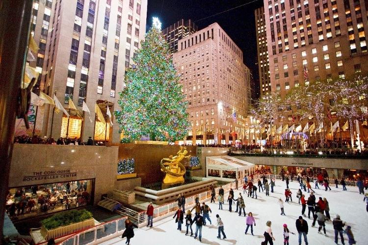  Rockefeller Center e sua célebre árvore frente ao rinque de patinação, em Nova York 