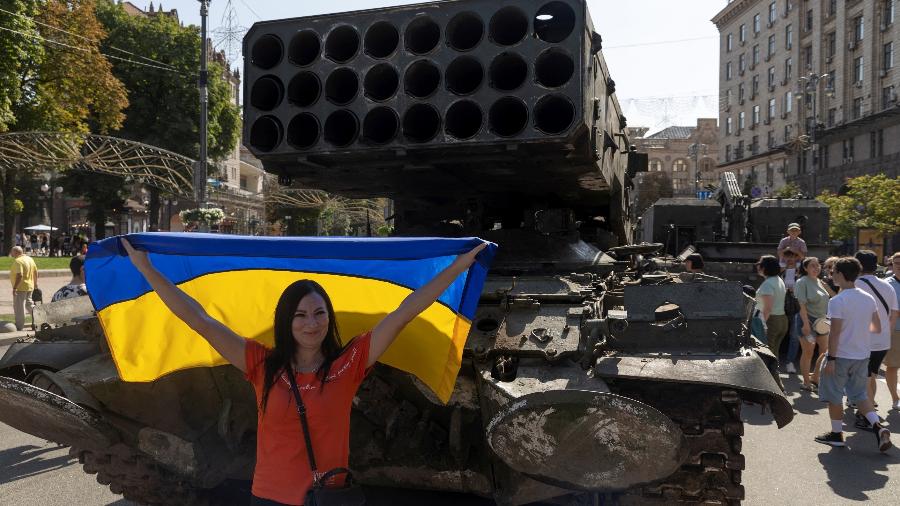 21.ago.2022 - Ucrânia exibe tanques da Rússia em Kiev - REUTERS / Valentyn Ogirenko