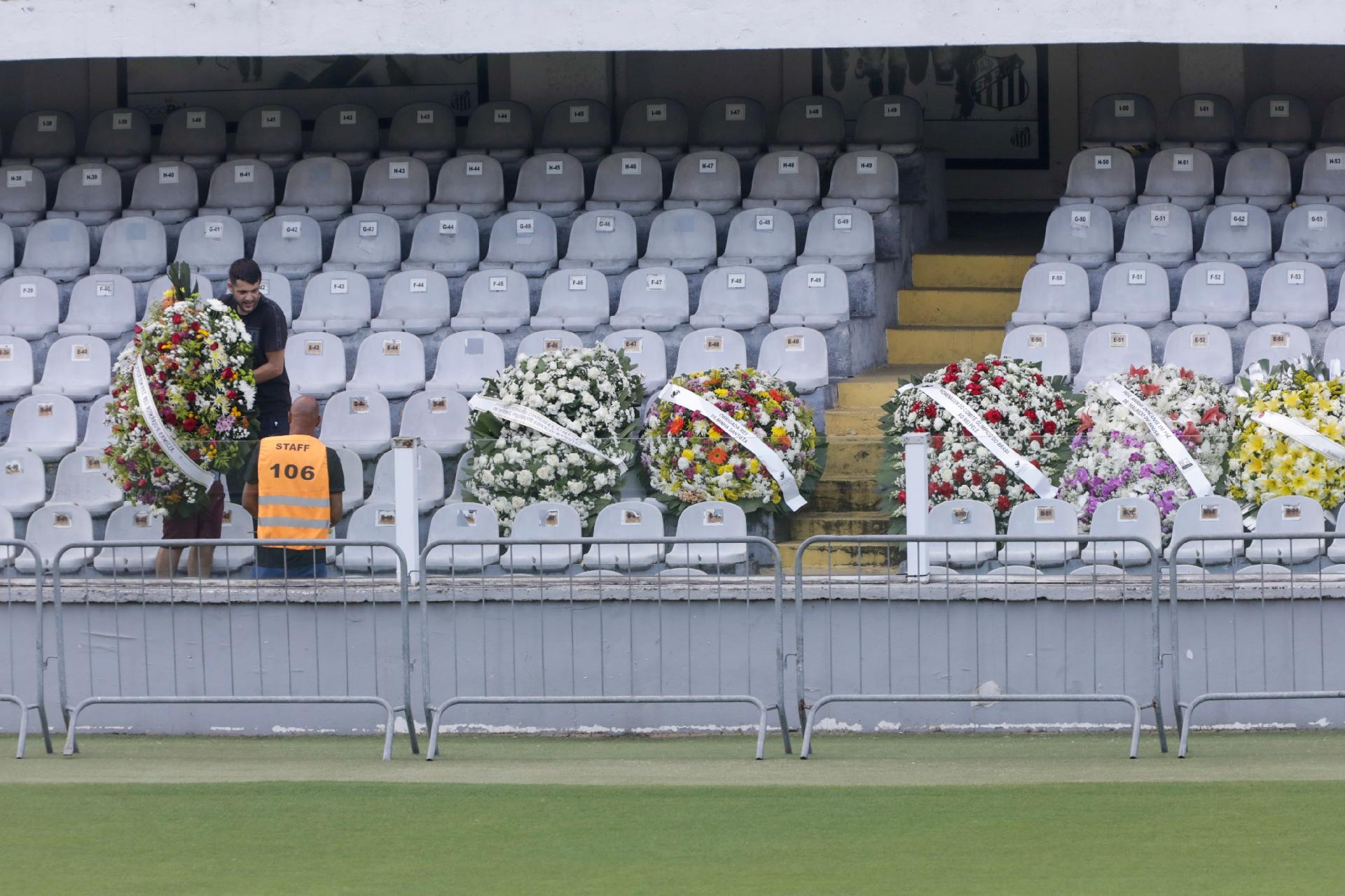 Wreaths at King Pele's wake, at Villa Belmero - Marcelo Justo / UOL