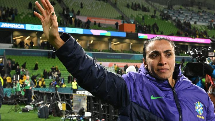 Marta acena para o público após partida da Copa do Mundo feminina