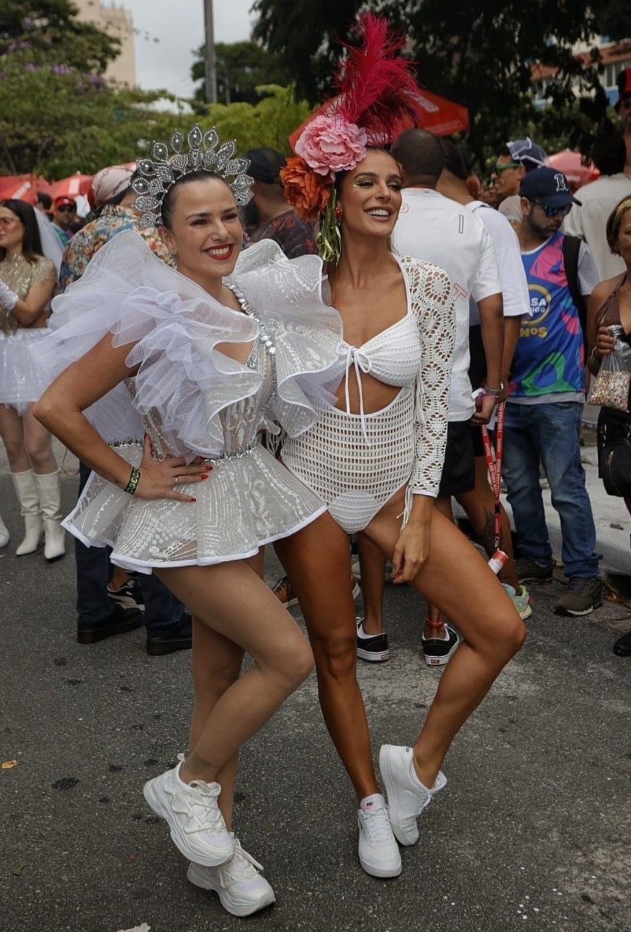 Atriz Natallia Rodrigues e apresentadora Rafa Brites aproveitam bloco Casa Comigo - Flávio Florido / UOL