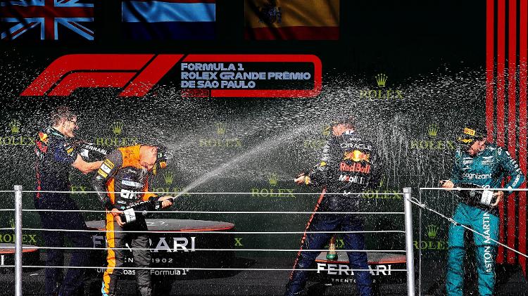 Max Verstappen, Lando Norris e Fernando Alonso comemoram no pódio do GP de São Paulo de 2023