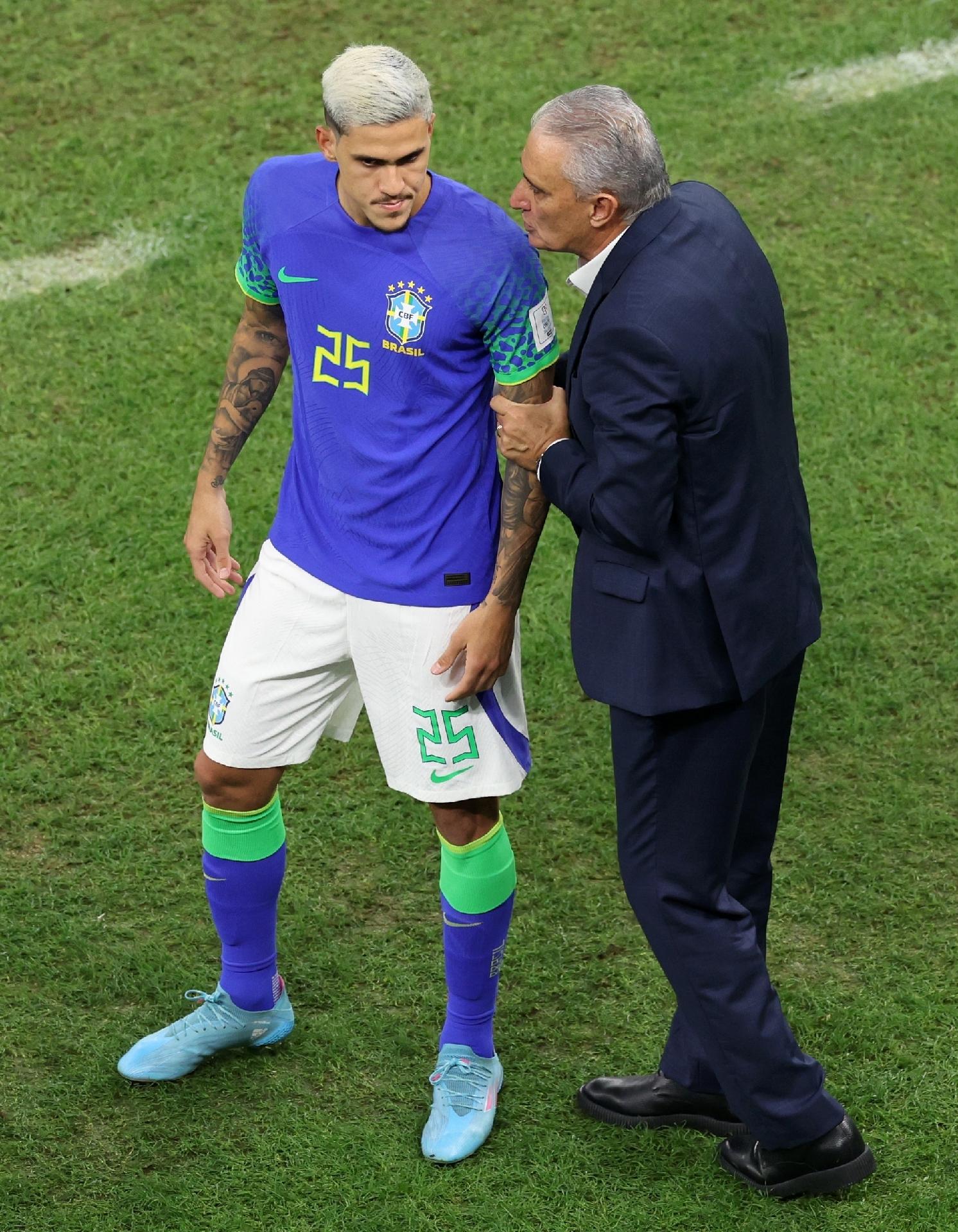 Tite talks with Pedro in the match between Cameroon and Brazil - Tim Nwachukwu/Getty Images